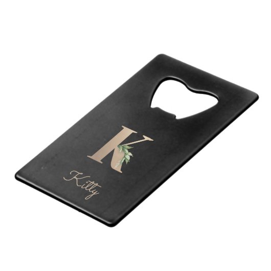 Elegant Botanische monogram Gold Letter K Creditkaart Flessenopener (Voorkant Gekanteld)