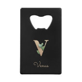 Elegant Botanische monogram Gold Letter V Creditkaart Flessenopener (Voorkant)