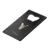 Elegant Botanische monogram Gold Letter V Creditkaart Flessenopener (Voorkant Gekanteld)