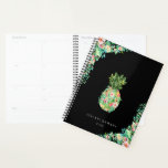 Elegant botanische sinaasappel planner<br><div class="desc">Elegante waterverf botanische ananas en bloemstukken op zwarte,  gepersonaliseerde planner. Personaliseer tekst,  pas letterstijl,  kleur en grootte aan. De achtergrondkleur kan ook worden aangepast.</div>