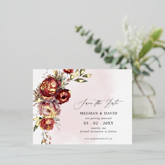 Elegant Bourgondië Blush Bloemen Save the Date Folie Uitnodiging Briefkaart (Staand Voorkant)