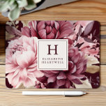 Elegant Bourgondische Waterverf Floral Monogram Muismat<br><div class="desc">Dit elegante ontwerp is voorzien van een waterverf bloemenboeket in de kleuren van bordeauxrood en stoffig roos op een diep bordeauxrode achtergrond. Pas het aan met uw monogram initiaal en naam in bordeauxrood lettertype omlijst door een beige vierkant.</div>