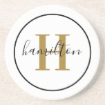 Elegant Brass Black Round, aangepast monogram Init Zandsteen Onderzetter<br><div class="desc">Het Elegant ronde gepersonaliseerde onderzetter van de drink van de drank kenmerkt een klassiek initiaal van de douanesusserif in antiek goud/messing met uw familienaam in modern zwart calligrafiemanuscript tegen een schone witte achtergrond. Een eenvoudige zwarte cirkel lijst het ontwerp. Het kleurenschema kan worden aangepast om perfect met uw huisdecor te...</div>