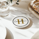 Elegant Brass Black Round, aangepast monogram Init Zandsteen Onderzetter<br><div class="desc">Het Elegant ronde gepersonaliseerde onderzetter van de drink van de drank kenmerkt een klassiek initiaal van de douanesusserif in antiek goud/messing met uw familienaam in modern zwart calligrafiemanuscript tegen een schone witte achtergrond. Een eenvoudige zwarte cirkel lijst het ontwerp. Het kleurenschema kan worden aangepast om perfect met uw huisdecor te...</div>