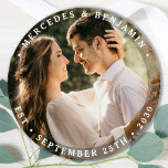 Elegant Bride Groom Modern Foto Name Date Weddensc Ronde Sticker<br><div class="desc">Voeg de afsluitende aanraking aan uw bruiloft toe met deze moderne en eenvoudige huwelijksfoto's. Perfect als bruiloft voor al je gasten. Pas deze trouwstickers aan met uw favoriete foto van het verloving, pasgetrouwde foto, en personaliseer met naam en datum. Bekijk ons trouwende collectie voor huwelijksgunsten, pasgetrouwde cadeautjes en gewoon gehuwde...</div>