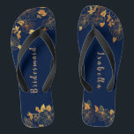 Elegant Bridesmaid Gold Floral Navy Blue Teenslippers<br><div class="desc">Deze elegante bruidbruine goudflorale marinesolf blauw teenslippers hebben een donkerblauwe achtergrond die is gekleurd met een ingewikkeld goudgroen patroon en aanpasbare moderne typografie. De combinatie van de rijke marine en de schimmelende gouden creëer en elegante en luxe esthetiek. Het is een mooi cadeau voor je bruidfeestje. Uitzicht het collectie op...</div>