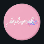 Elegant Bridesmaid Wedding Calligraphy Magnet<br><div class="desc">Voor verdere aanpassing, te klikken gelieve de knoop "aanpassen"en ons ontwerphulpmiddel te gebruiken om deze sjabloon te wijzigen. Als de opties beschikbaar zijn, kunt u tekst en afbeelding veranderen door eenvoudig op "te klikken geef/verwijder Tekst of Afbeelding hier"uit en voeg uw toe. Als u wilt dat dit ontwerp aan een...</div>