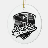 Elegant Brooklyn Shield en Swoosh Design Keramisch Ornament (Links)