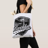 Elegant Brooklyn Shield en Swoosh Design Tote Bag (Dichtbij)