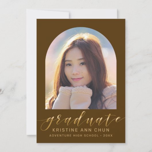Elegant Brown Arch Gold Script Foto Afstuderen Aankondiging (Voorkant)