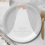 Elegant bruid Vrijgezellenfeest Papieren Bordje<br><div class="desc">Een bruid in haar trouwjurk over een witte roos op een bleke grijze (of elke kleur) achtergrond,  maakt een mooie toevoeging aan uw vrijgezellenfeest decor. OVEREENKOMENDE objecten in onze winkel.</div>