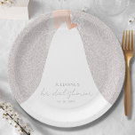Elegant bruid Vrijgezellenfeest Papieren Bordje<br><div class="desc">Een bruid in haar trouwjurk over een witte roos op een zacht lila grijze (of elke kleur) achtergrond,  maakt een mooie toevoeging aan uw vrijgezellenfeest decor. OVEREENKOMENDE objecten in onze winkel.</div>