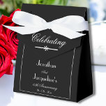 Elegant Bruiloft Jubileum Eenvoudig Chique Zwart Bedankdoosjes<br><div class="desc">Eenvoudige elegante bruiloft Jubileum gepersonaliseerde namen moderne chique zwarte gunstbox. Classic elegante gepersonaliseerde bruiloft Jubileum gunstbox met bruid en bruidegom namen en huwelijksdatum. Klik op deze sjabloon personaliseren om elk jaar bruiloft Jubileum gunstbox aanpassen snel en gemakkelijk met uw eigen gegevens. Elegant Wedding Jubileum Simple Chic Black Favour Box, is...</div>