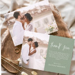 Elegant Bruiloft Sage Groen Dank u Foto<br><div class="desc">Minimalistische Sage Green Wedding Thank You Cards met een foto op de voor- en achterkant. De bedankkaarten bevatten een moderne handgeschreven cursieve scripttypografie die elegant,  eenvoudig en modern zijn om te gebruiken na het vieren van je trouwdag.</div>