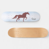 Elegant bruin paard silhouet op hemelblauw persoonlijk skateboard (Horizontaal)