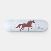 Elegant bruin paard silhouet op hemelblauw persoonlijk skateboard (Horizontaal)