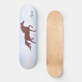 Elegant bruin paard silhouet op hemelblauw persoonlijk skateboard (Voorkant)