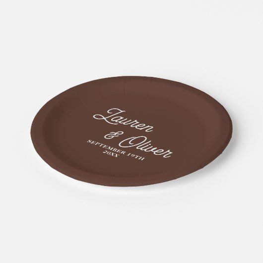 Elegant bruin script minimalistische bruiloft papieren bordje (Gekanteld)