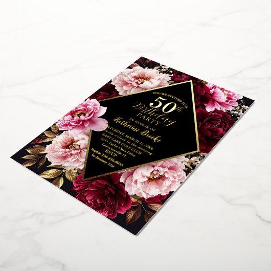 Elegant Burgundy and Blush Peony Floral Birthday Folie Uitnodiging (Gedraaid)