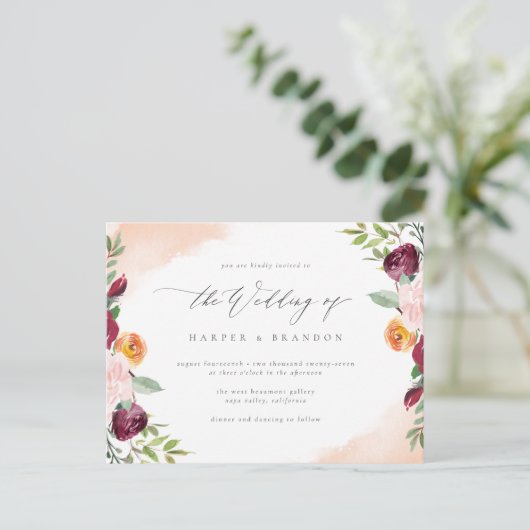 Elegant Burgundy Blush Floral Botanical Wedding Uitnodiging Briefkaart (Staand voorkant)