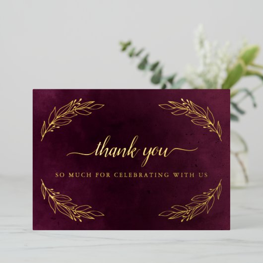 Elegant Burgundy en Gold Wedding Hartelijk dank Folie Uitnodiging (Staand Voorkant)