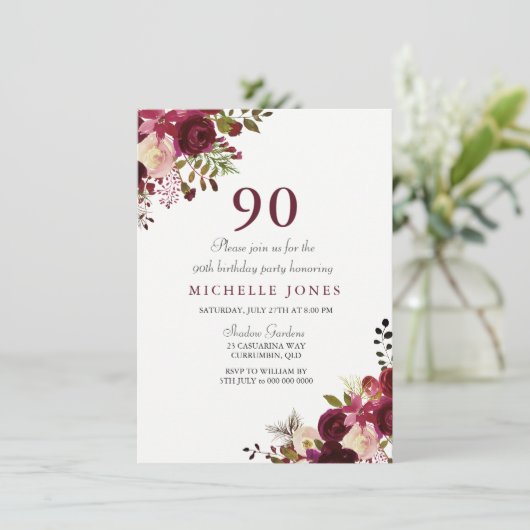 Elegant Burgundy Floral 90th Birthday Invitation Kaart (Staand voorkant)