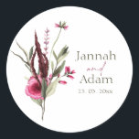 Elegant Burgundy Floral Bouquet Wedding Ronde Sticker<br><div class="desc">Elegant Burgundy Floral Bouquet Wedding Sticker. Druk je trouwgasten stijlvol onder de indruk met deze elegante bloembogundy, florale bruiloft sticker, met een prachtige serie rode, paarse en roze rozen, en anjers boven een gewone witte achtergrond, met een stijlvolle overeenkomende typografische lettersoort. Deze moderne trouwende sticker geeft een elegant, natuurlijk gevoel...</div>