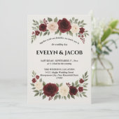 Elegant Burgundy Floral Wedding Invitation Kaart (Staand voorkant)
