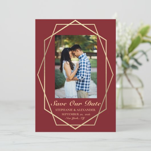 Elegant Burgundy Geometric Gold Lijst Wedding Save The Date (Staand voorkant)