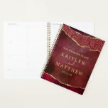Elegant Burgundy & Gold Agate Wedding Planner<br><div class="desc">Maak je klaar voor je grote dag in stijl met deze elegante en zeer trendy weddingplanner. Het ontwerp is gemakkelijk te personaliseren met uw eigen namen en trouwdatum en u kunt al uw ontwerpideeën, belangrijke huwelijksinformatie en veel veiliger samen in deze gepersonaliseerde planner houden. Overeenkomende bruidsartikelen zijn te vinden in...</div>