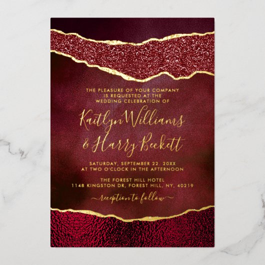 Elegant Burgundy & Gold Agate Wedding Real Folie Uitnodiging (Voorkant)