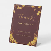 Elegant Burgundy & Gold Floral Wedding Favor Reclamebord Met Voetstuk (Voorkant)