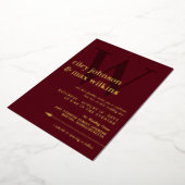 Elegant Burgundy & Gold Typography Arrow Folie Uitnodiging (Gedraaid)