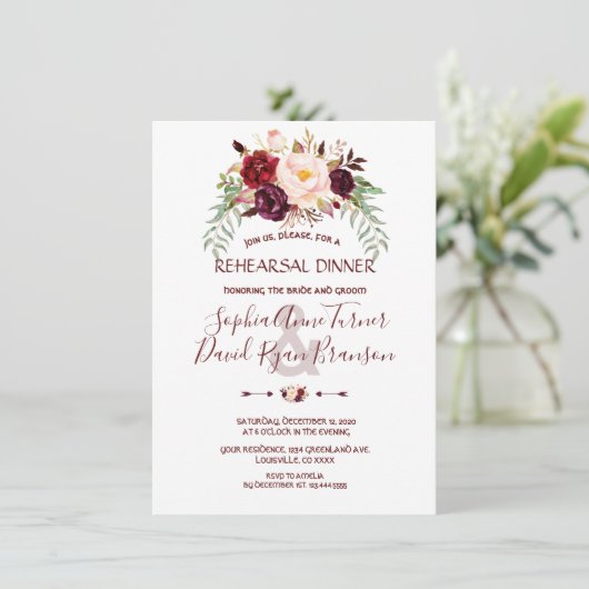 Elegant Burgundy Marsala Floral Rehearsal Dinner Kaart (Staand voorkant)