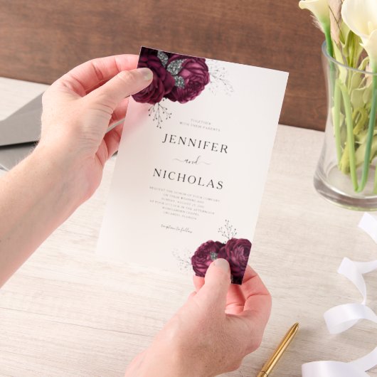 Elegant Burgundy Peonies Floral Wedding Vellum Uitnodigingen (Draagbaar)