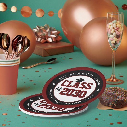 Elegant Burgundy Red Class of 2023 Afstuderen Papieren Bordje (Multi)