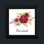 Elegant Burgundy Rozen Crucifix Bridesmaid Cadeaudoosje<br><div class="desc">Met een mooi,  traditioneel katholiek afbeelding van een gouden kroeg/trouwringen die overdekt zijn op woedende rozen. Alle tekst en doopvonten kunnen worden gewijzigd.</div>