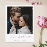 Elegant Burgundy Script Photo Weddenschap Bedankt Briefkaart<br><div class="desc">Deze simpele foto-bruiloft bedankt je dat je briefkaart sjabloon een elegant, minimalistisch, modern design heeft. De voorzijde bevat uw voornamen onder uw favoriete foto en een bericht 'LOVE and BEDANKT' dat wordt overgebracht met een opvallend mengsel van twee verschillende lettertypen, met 'en' in een licht, stromend script tussen de rest...</div>
