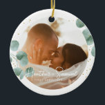 Elegant Calligrafie | Foto van Merry en Married Keramisch Ornament<br><div class="desc">Creëer uw eigen trouwkeepasje met dit Elegant Greenery Merry en het gehuwde Photo Holiday Ceramic Ornament. Dit moderne en schitterende ontwerp is voorzien van eucalyptus vertakt waterverf illustraties en een stijlvol faux gouden folie geometrisch foto-lijst. Voeg twee douanefoto op voor en rug, newlywed namen en een persoonlijke tekst toe. Show...</div>