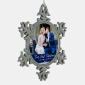 Elegant Calligrafie Ons eerste kerstblauw Tin Sneeuwvlok Ornament (Links)