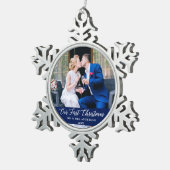 Elegant Calligrafie Ons eerste kerstblauw Tin Sneeuwvlok Ornament (Rechts)