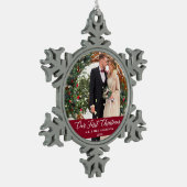 Elegant Calligrafie Ons eerste kerstfeest Bourgogn Tin Sneeuwvlok Ornament (Links)