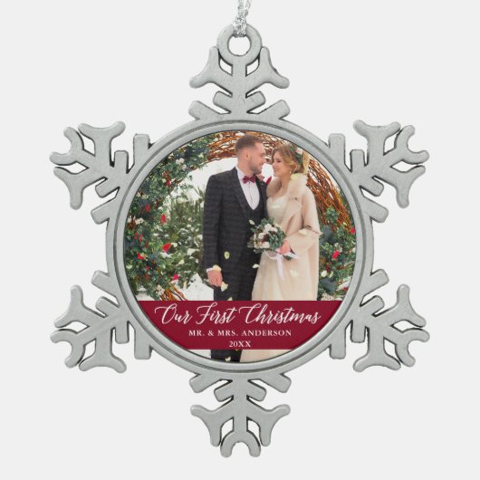 Elegant Calligrafie Ons eerste kerstfeest Bourgogn Tin Sneeuwvlok Ornament (Voorkant)