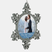 Elegant Calligrafie Ons eerste kerstlicht blauw Tin Sneeuwvlok Ornament (Links)