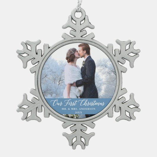 Elegant Calligrafie Ons eerste kerstlicht blauw Tin Sneeuwvlok Ornament (Voorkant)