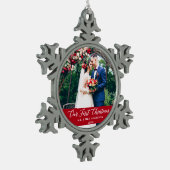 Elegant Calligrafie Onze eerste kerstfoto Rood Tin Sneeuwvlok Ornament (Links)