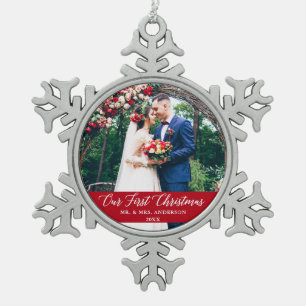 Elegant Calligrafie Onze eerste kerstfoto Rood Tin Sneeuwvlok Ornament