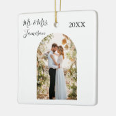 Elegant Calligraphy Arch Photo Lijst Pas getrouwd Keramisch Ornament (Links)