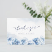 Elegant calligraphy dusty blue floral bruiloft bedankkaart (Staand voorkant)