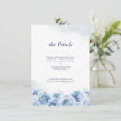 Elegant calligraphy dusty blue floral bruiloft informatiekaartje (Staand voorkant)